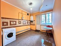 Продаж 1 км квартира в хорошому районі міста!