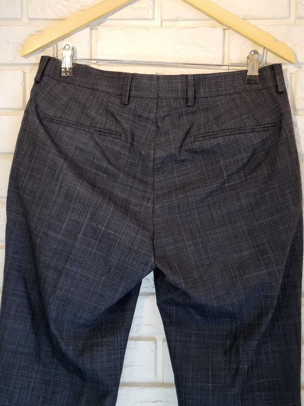 Spodnie męskie na kant z delikatną kratką od firmy Penguin,rozmiar 32.
