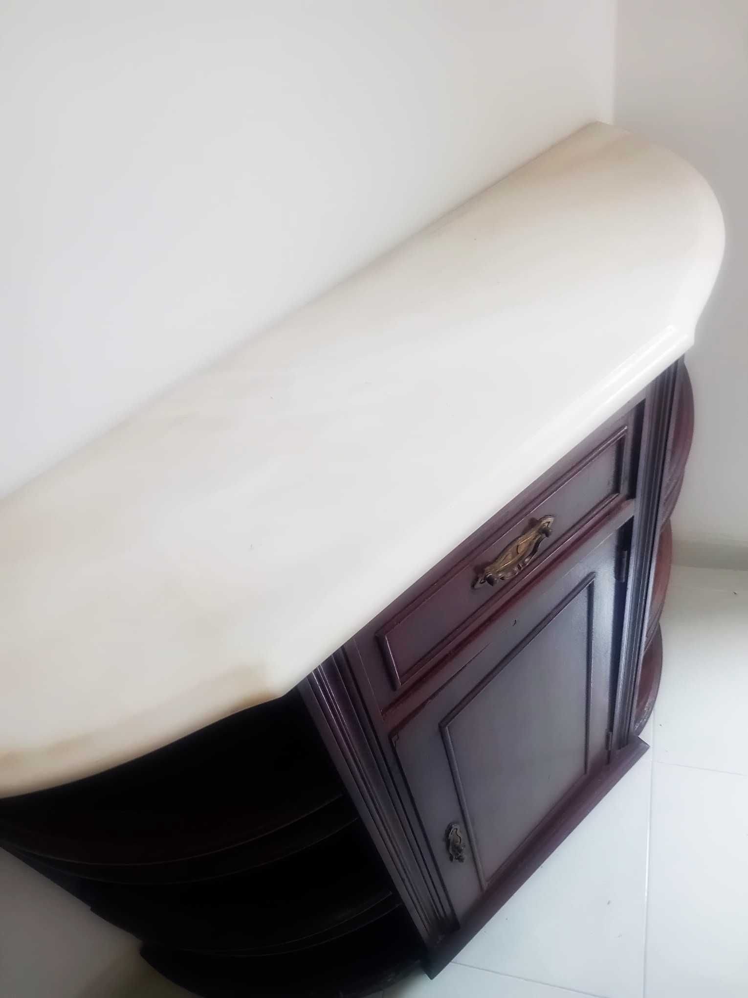 Vendo sapateira em mogno com tampo em mármore por 25 euros