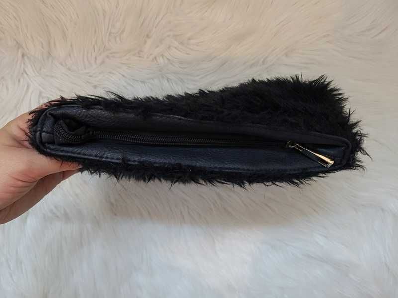 Czarna, ze sztucznego futra torebka do ręki / kopertówka, Sinsay