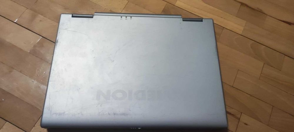 stary laptop medion md95300