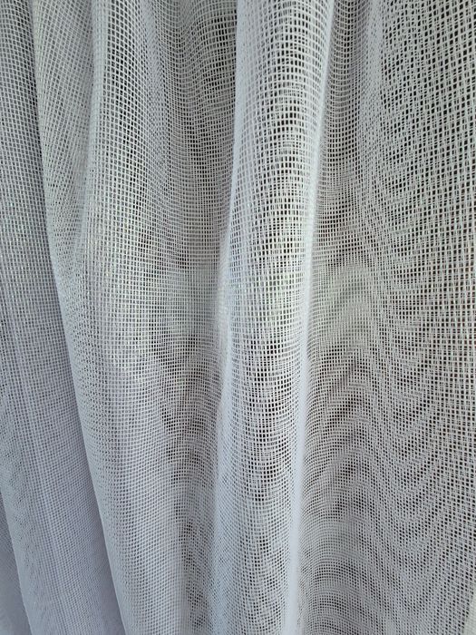 Firanka biała z gipiurą szerokość 1,50 m, wysokość 1,10 m.