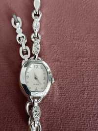 Zegarek w srebrnym kolorze