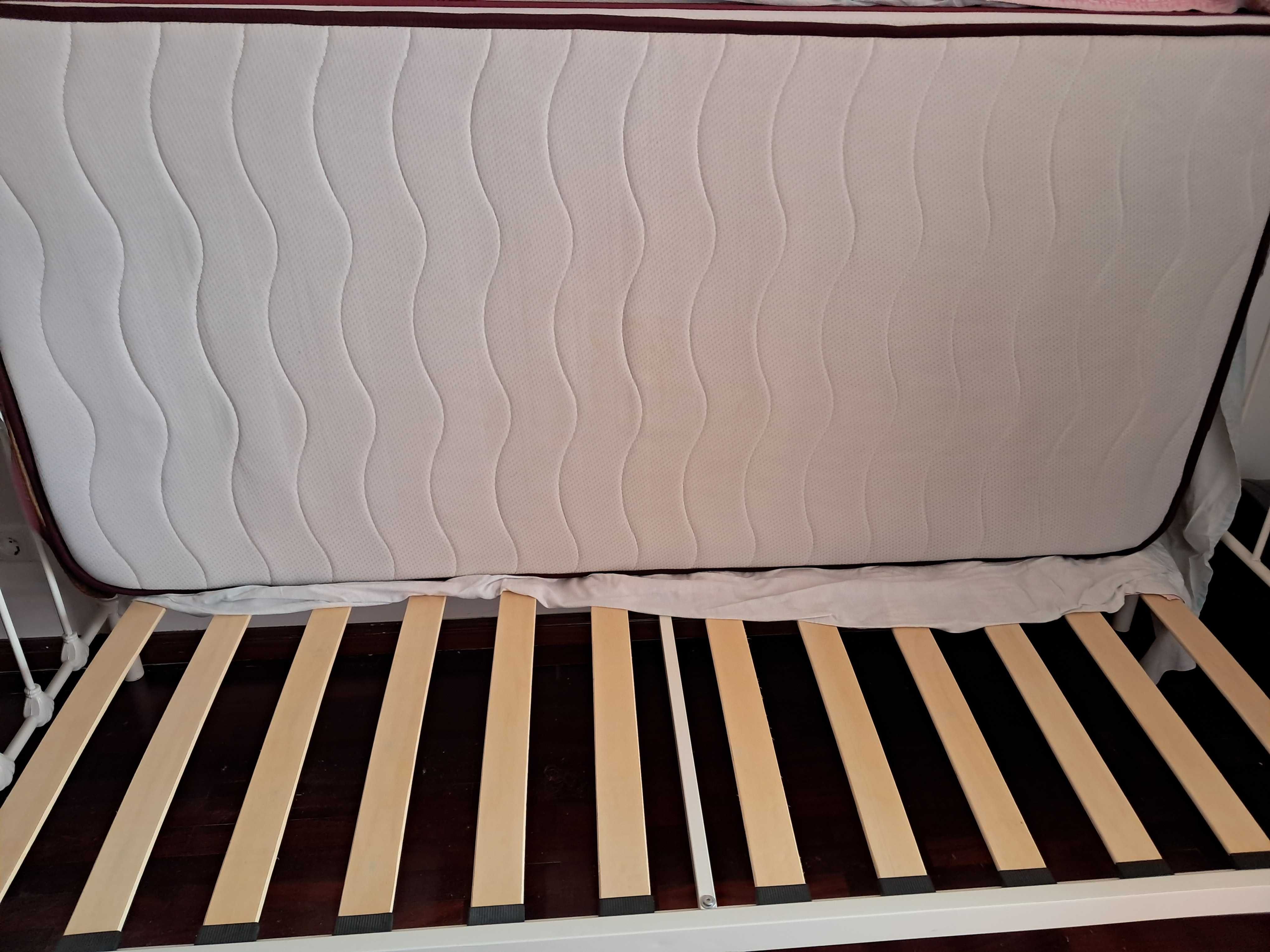 Seminovo: Cama ferro com colchão