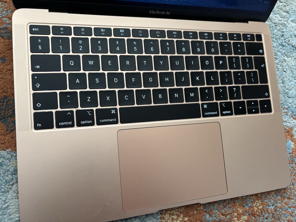 Macbook air różowy 2019 różowe złoto dla prawnika stan igła