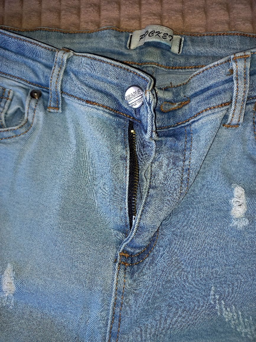 Світлі жіночі джинси стіні з подертостями
