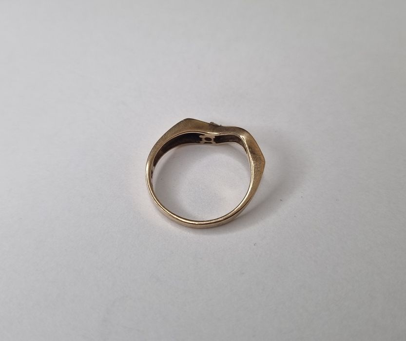 Asymetryczny złoty pierścionek z cyrkonią złoto 333