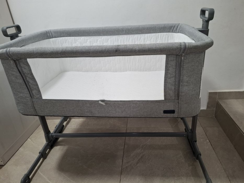 Приставне ліжечко Carrello, сірого кольору, в гарному стані