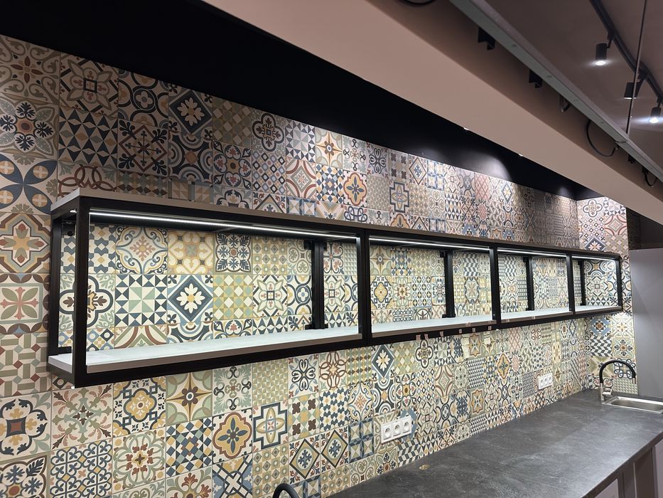 Regal do kawiarni sklepu , oslona grzejnikow. Wyposazenie kawiarni