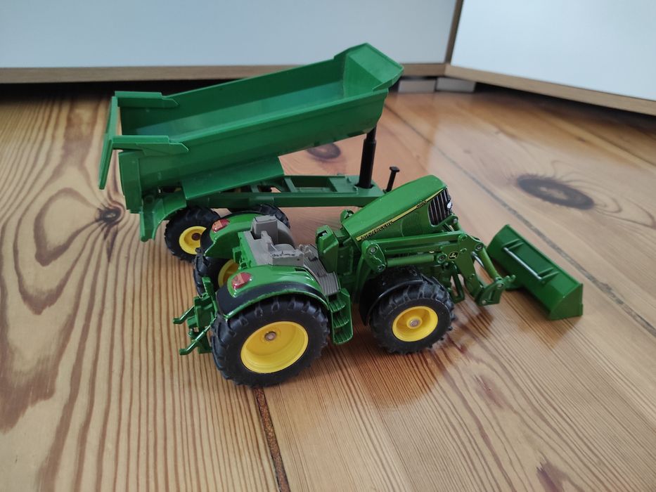 John Deere siku traktor z podnośnikiem oraz przyczepa