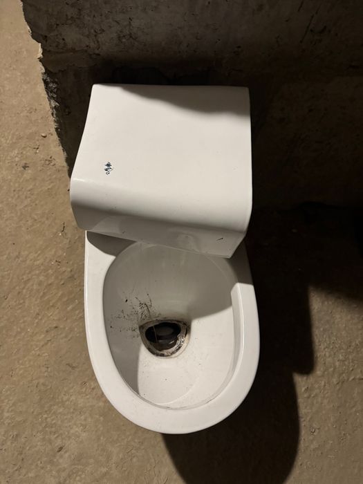 Продам унітаз з бачком,можна для робочих; під час ремонту.