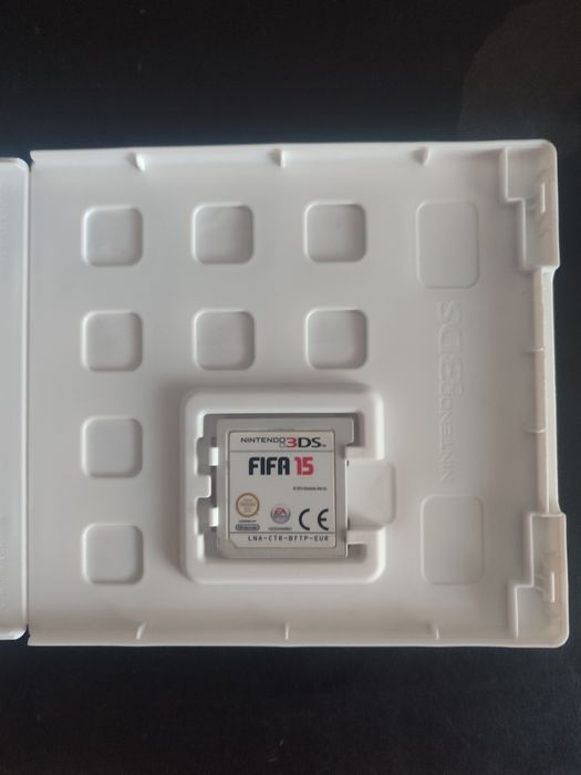 Nintendo 3DS, carregador e jogos