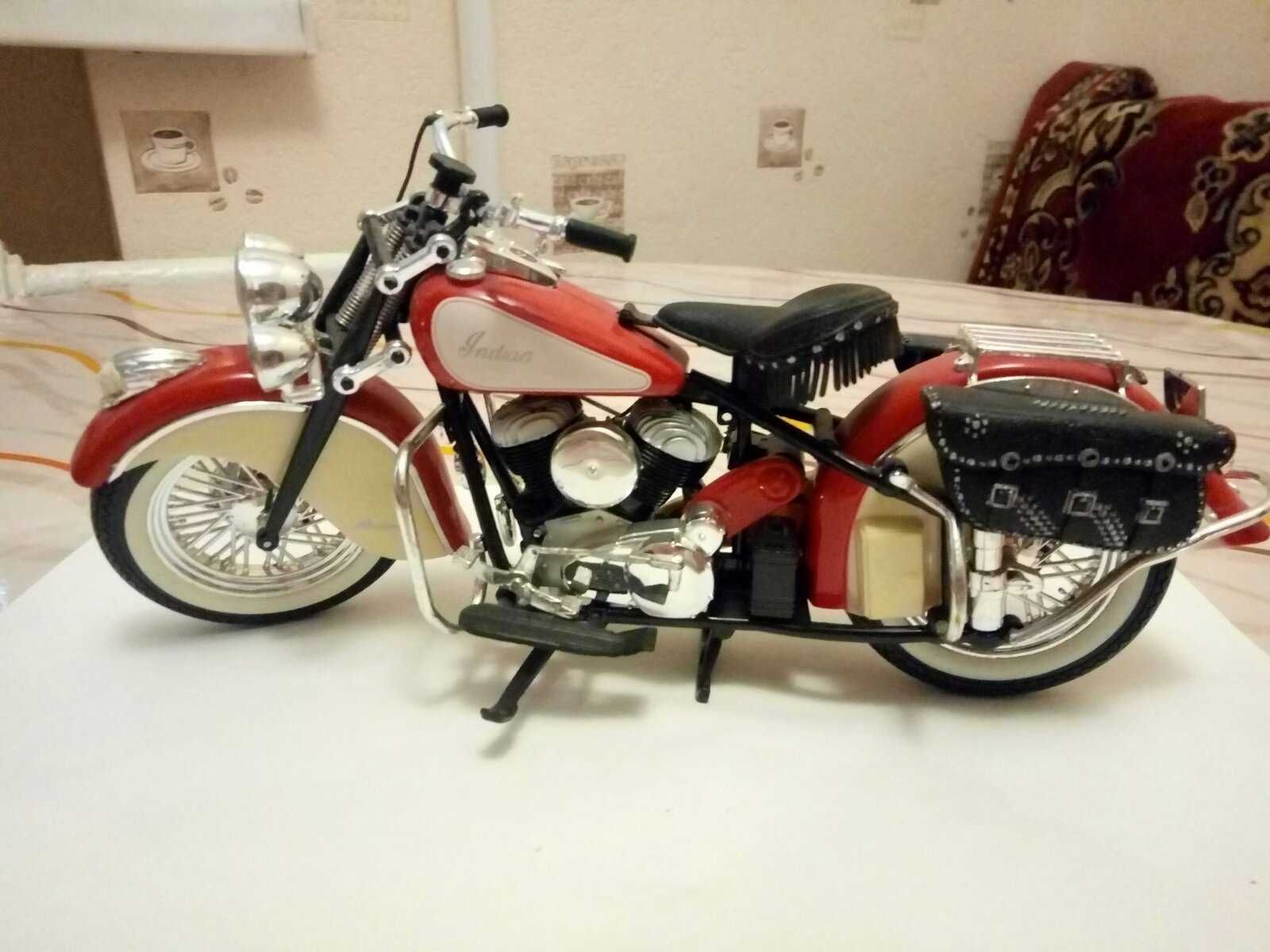 Модель Мотоцикла Indian Roadmaster 1950 (23 см)