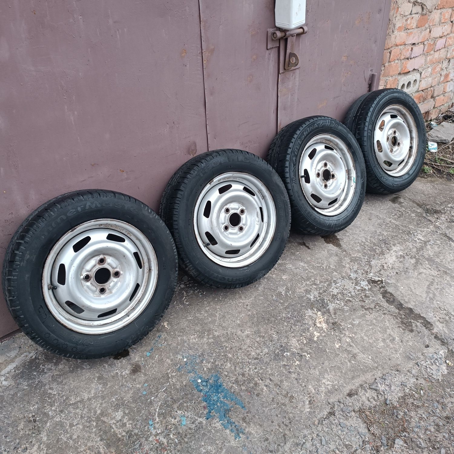 Продам резину з дисками R-14