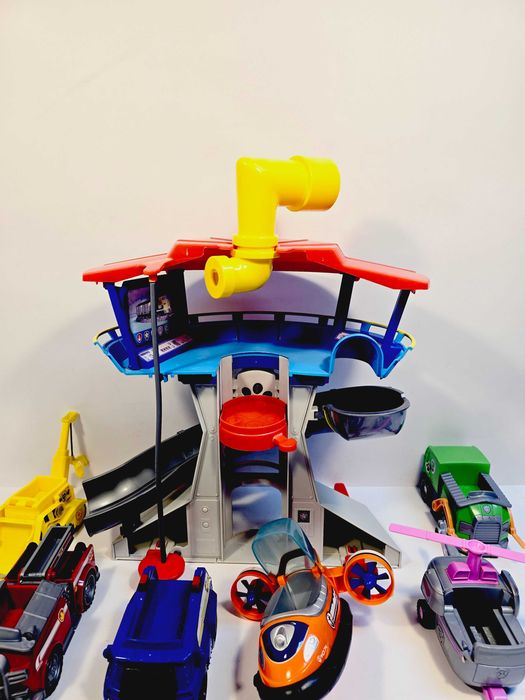 PSI PATROL - Baza Psiego Patrolu + 6 Pojazdów + 6 Figurek