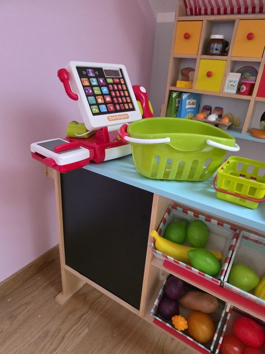 Sklep stragan drewniany wraz z akcesoriami