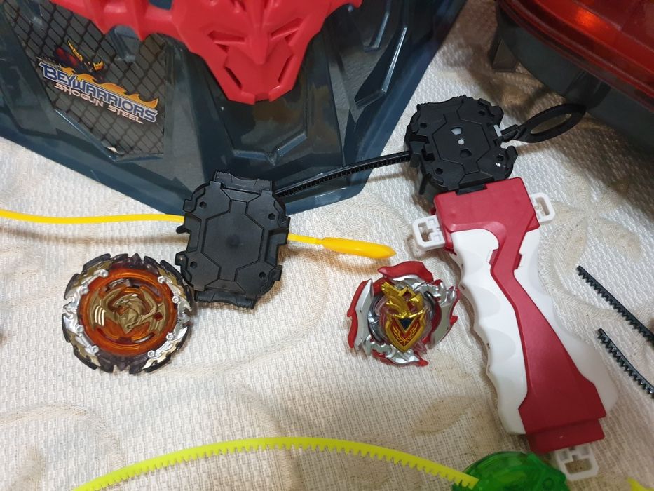Conjunto de Beyblades, oferta das arenas.