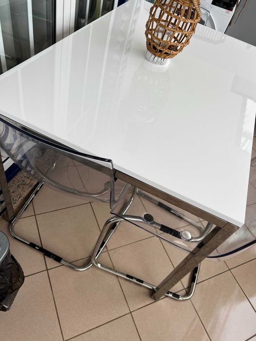 Mesa cozinha 1,35mX0,85m com 4 cadeiras acrílico