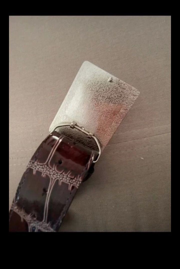Lakierowany pasek imitacja skòry węża z ozdobną sprzączką