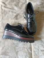 Sapatos pretos altos em verniz n 38