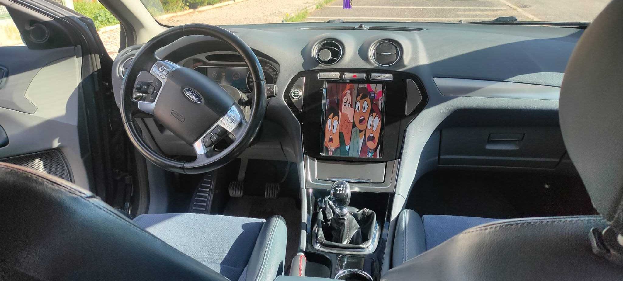 Carrinha Ford com extras
