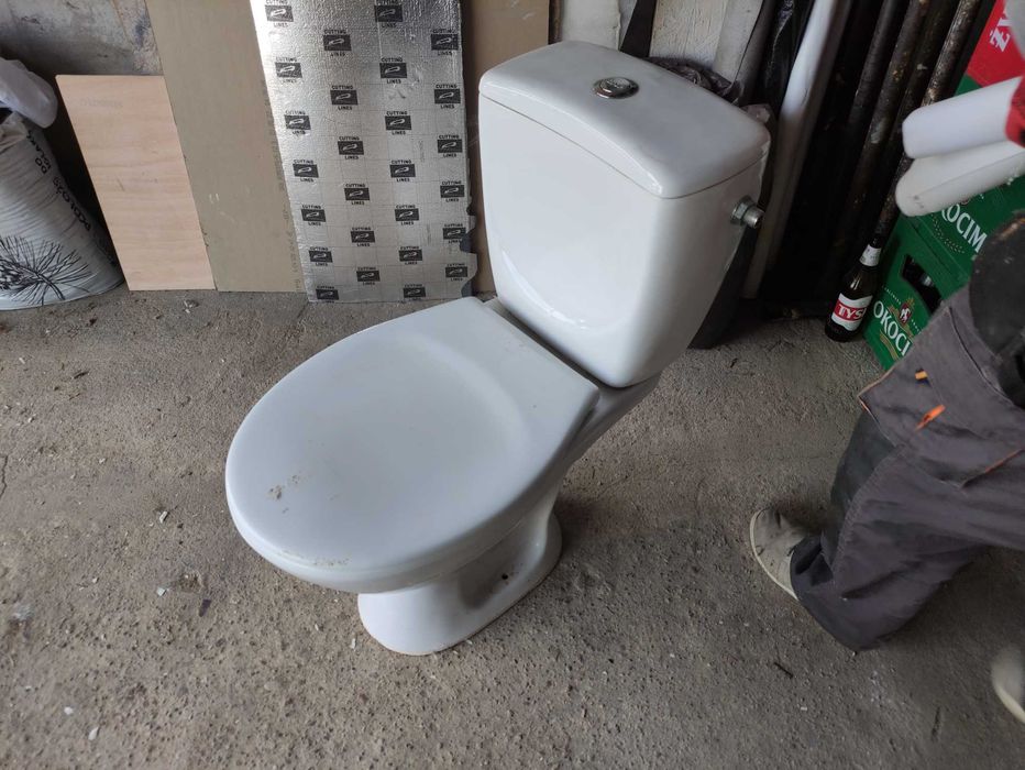 Toaleta Wc sprawna z spłuczką na budowe działkę