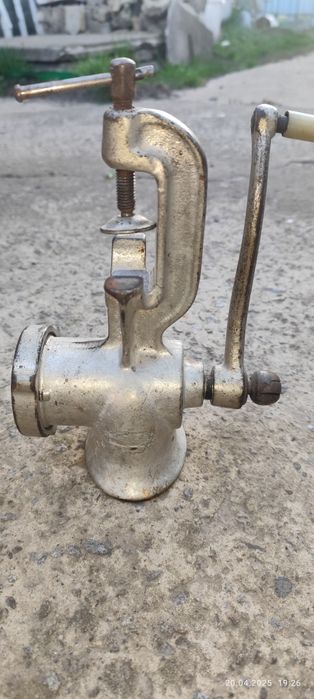 Чугунная антикварная ручная мясорубка  СССР.