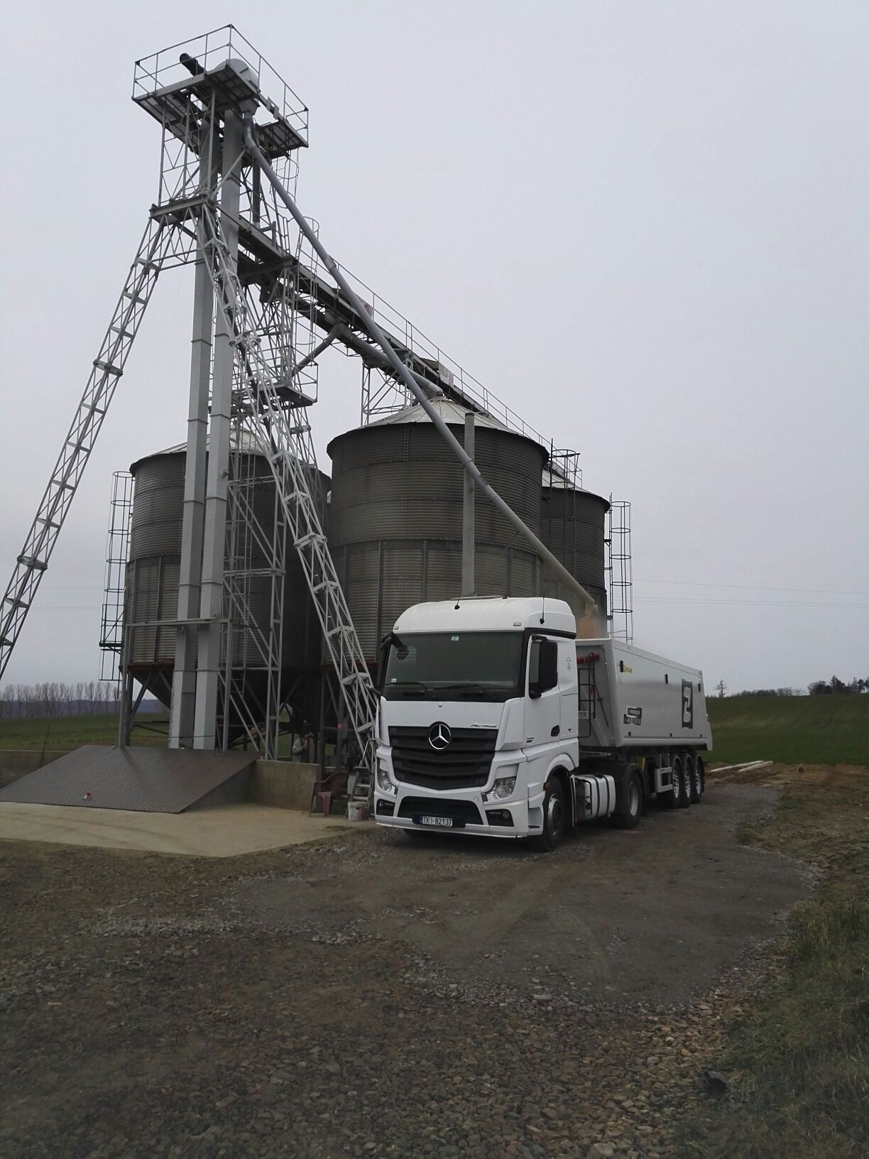 Usługi Transportowe Koniecpol, koparka ładowarka , transport, kruszywo