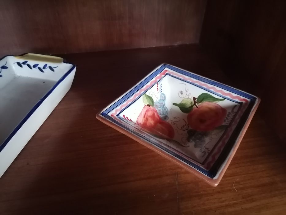 Peças em barro/louça decorado