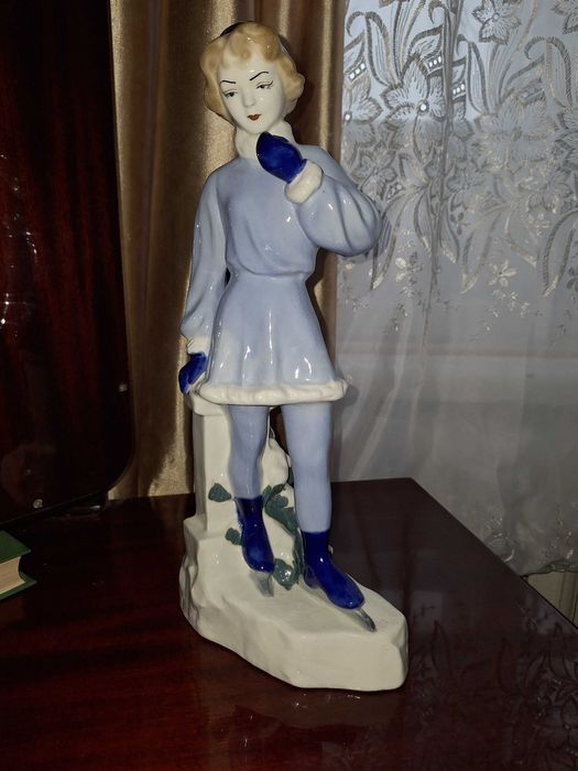 фарфор СССР 40-х годов Девушка на коньках