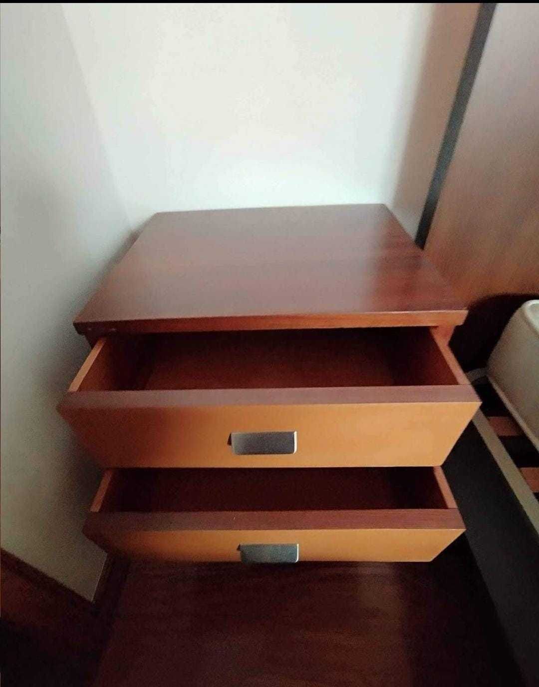 Cama com colchão + mesa de cabeceira