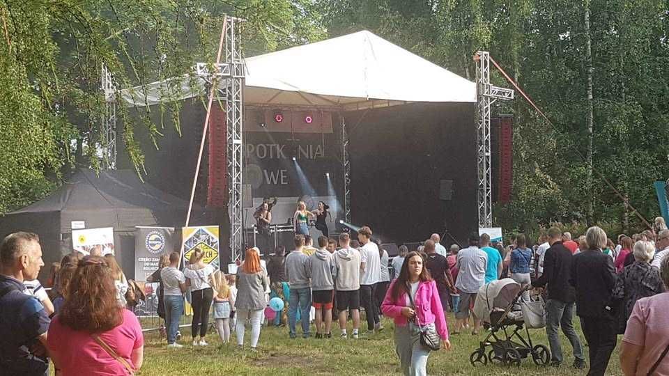 Scena 8m na 6m. słupy wysokość 7m, dach 9m na 7m