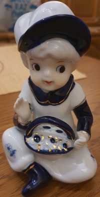 Figurka porcelana "Chłopiec z koszyczkiem"