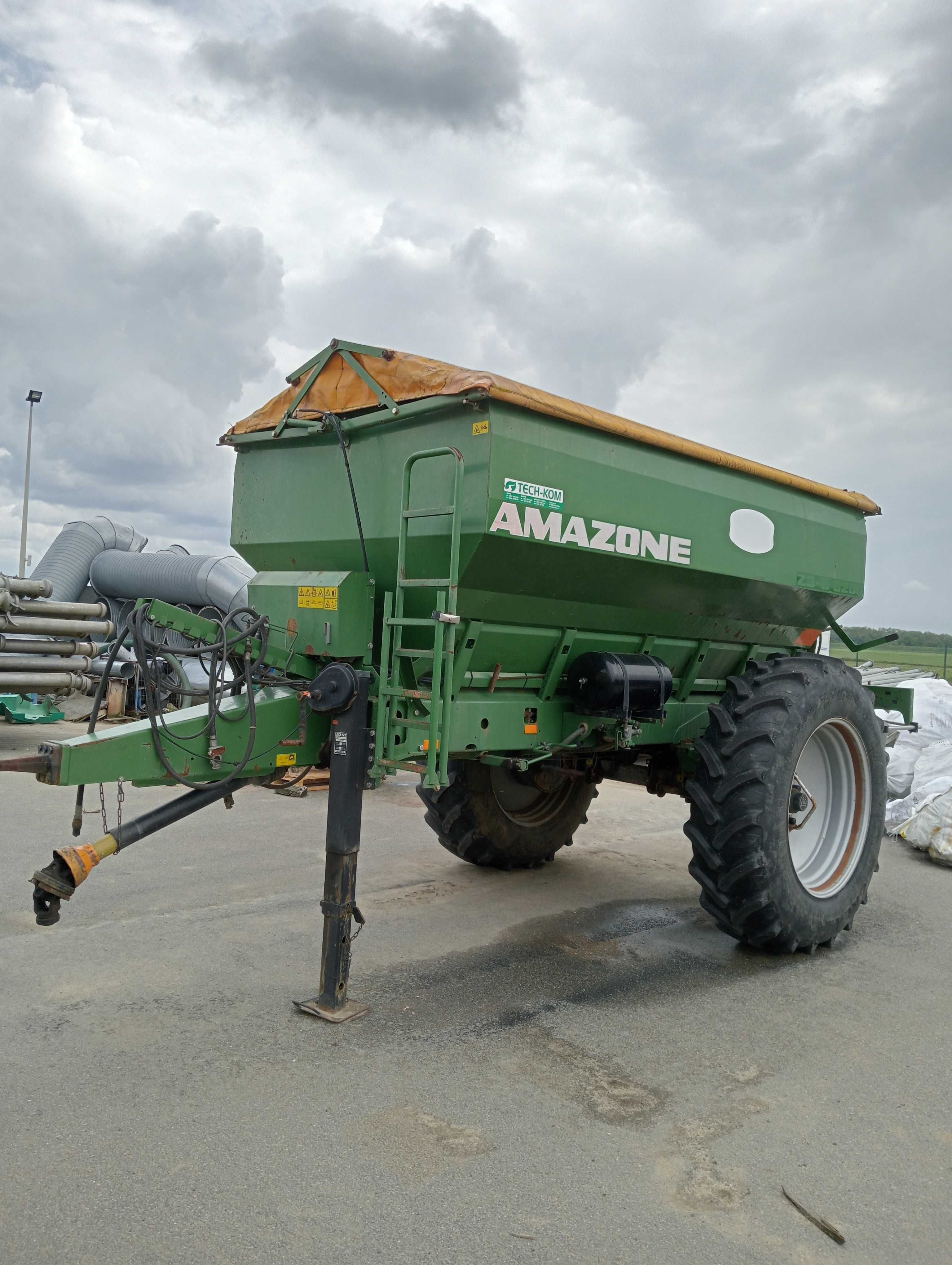 Rozsiewacz do nawozów Amazonen ZG-B 8200