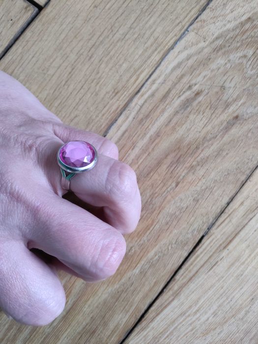 Pierścionek z różowym, dużym oczkiem, z regulacją obwodu