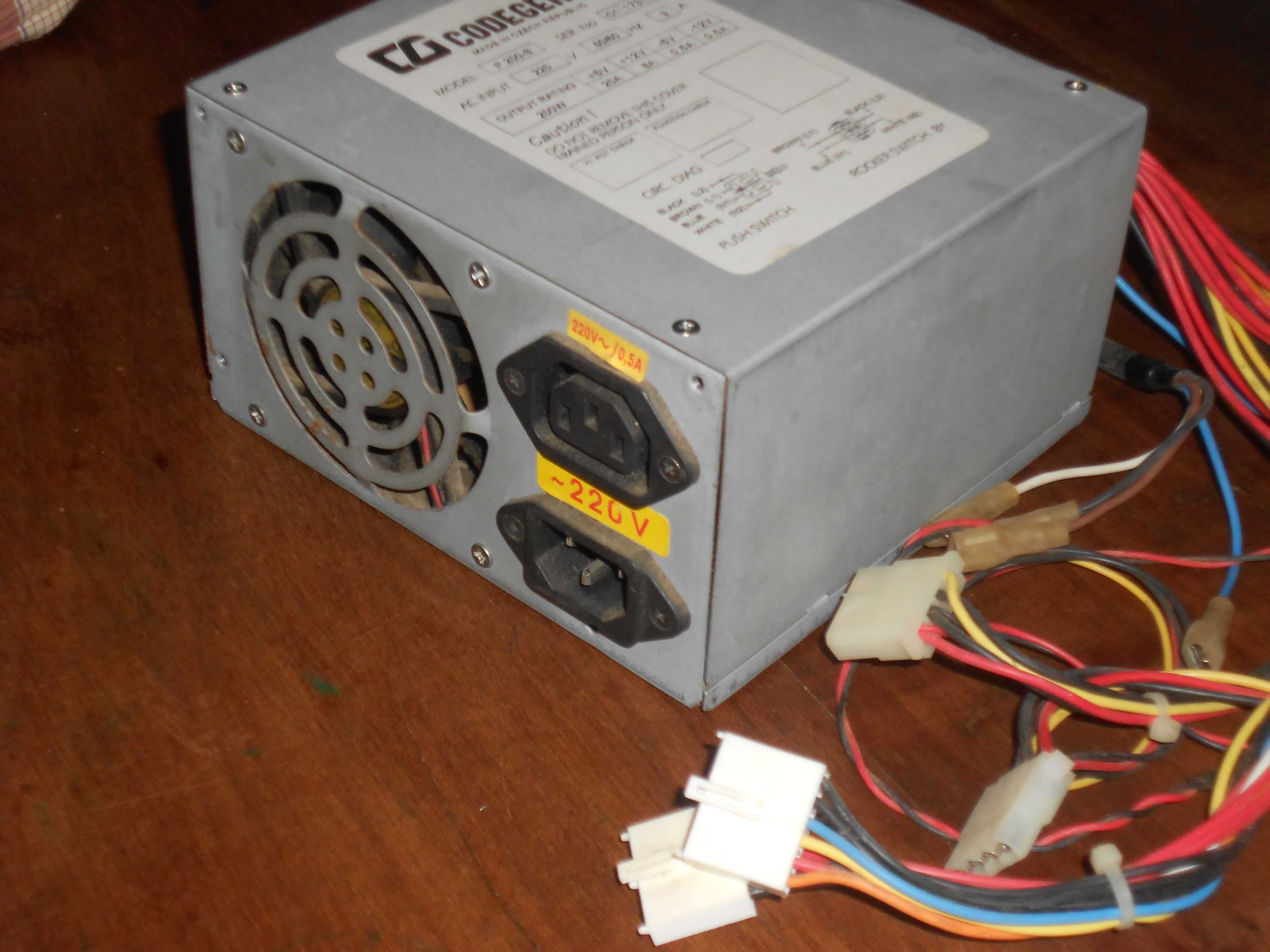 Fonte de alimentação vintage Codegen P 200-S 200W AT Aux Molex Fdd