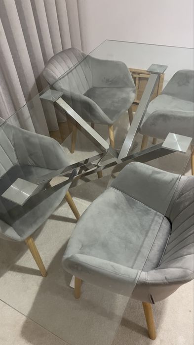 Mesa de jantar em vidro com 4 cadeiras