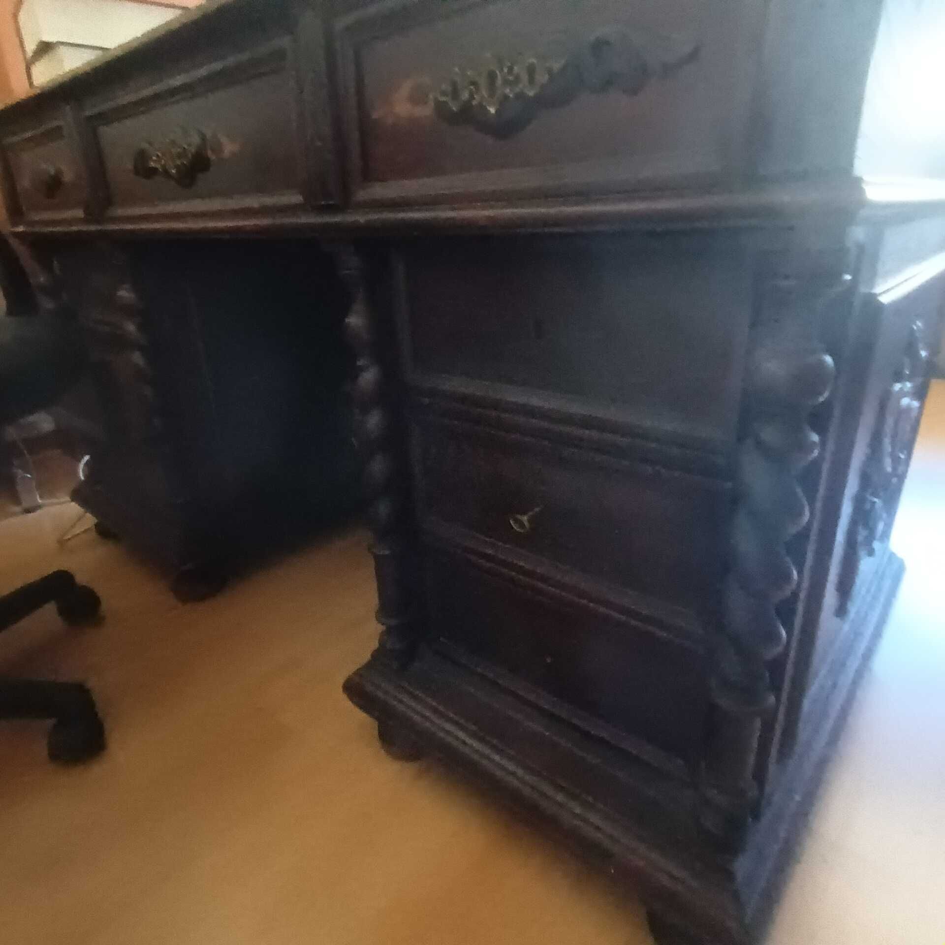 Secretária, com nove gavetas.