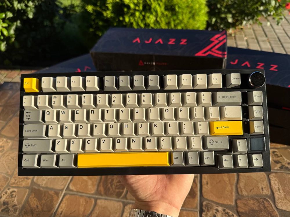 Ajazz AK820 Pro – 75% klawiatura z TFT, RGB i 3 trybami łączności