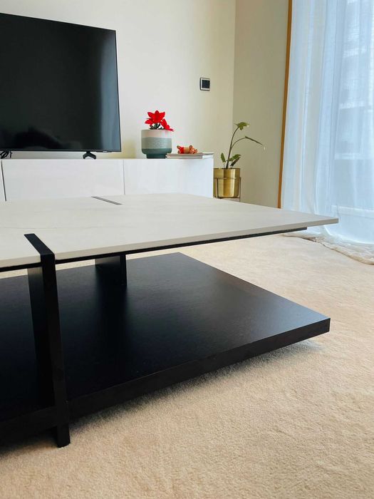 Mesa de centro folheado a carvalho escuro com tampo em dekton (Nova)