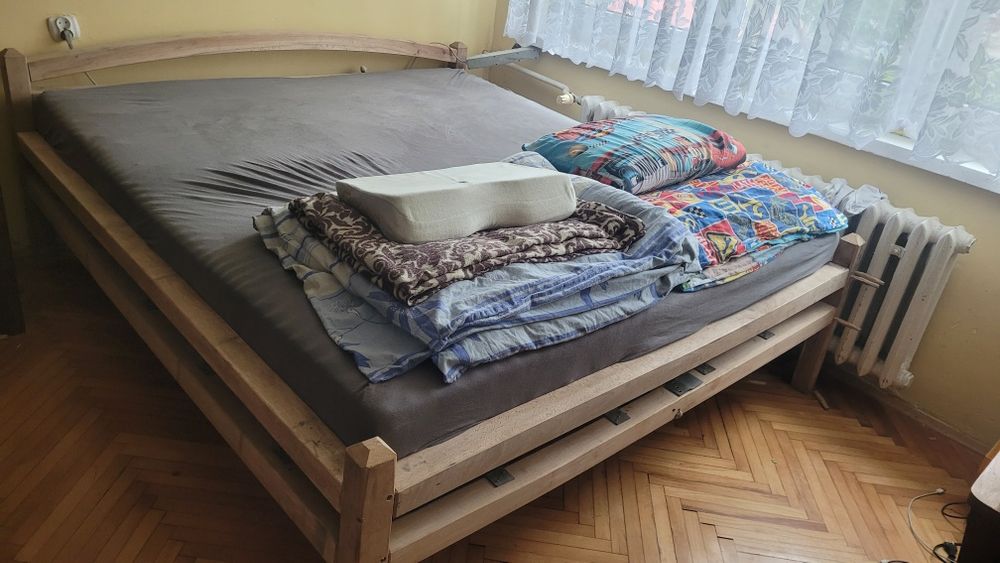 Solidne łóżka na wymiar,  z litego drzewa