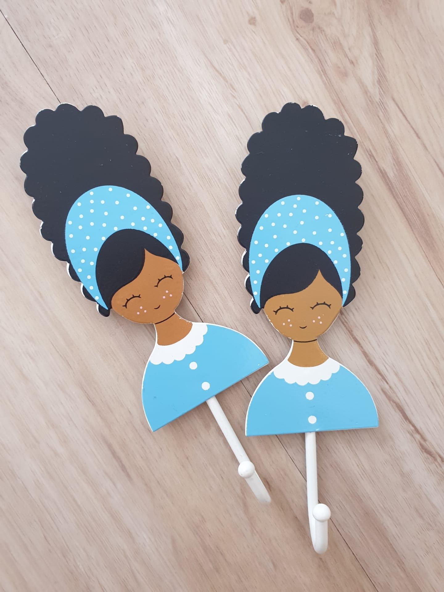 2 Cabides metal boneca afro