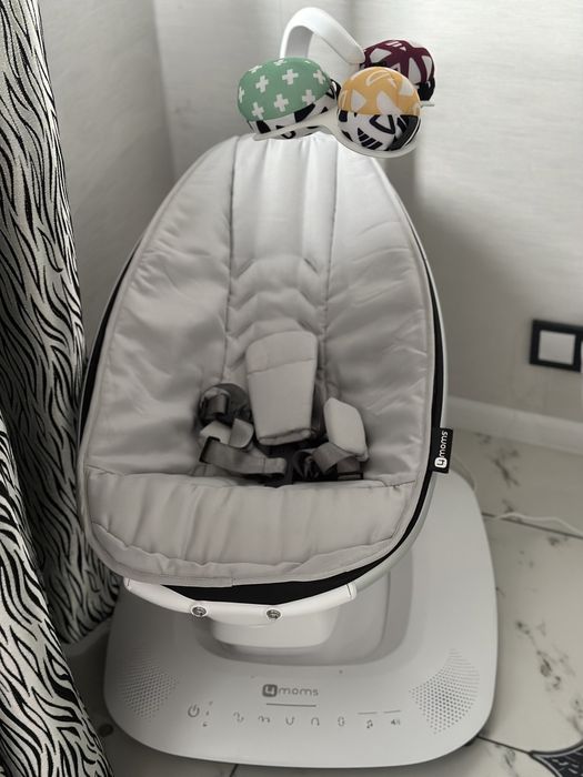 Заколисуючий дитячий центр 4moms Mamaroo5.0