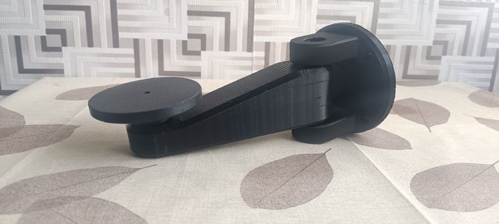 Кронштейш для проектору надрукований на 3d принтері