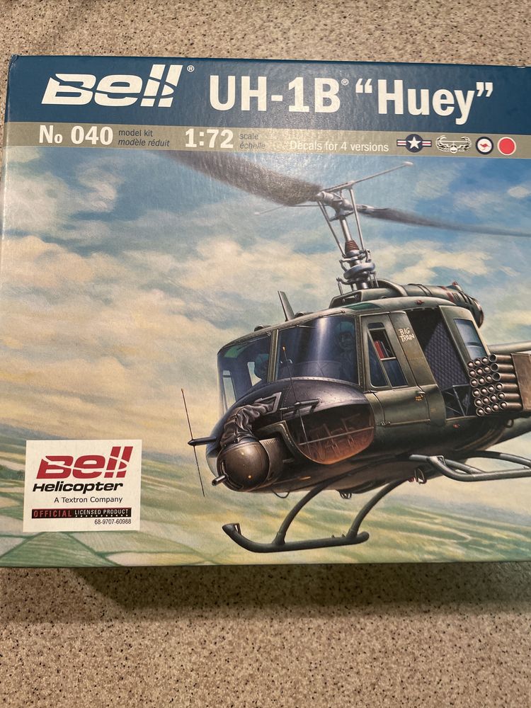 Model do sklejania UH -1B ,,Huey”