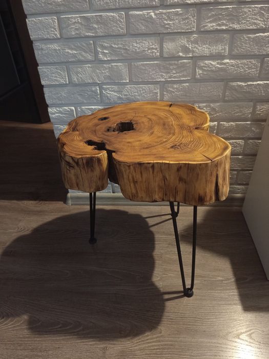 Stolik z plastra drewna. Robinia Akacjowa..