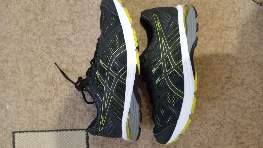 Оригінальні кросівки asics