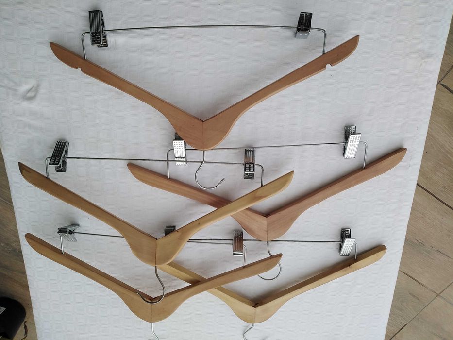 Cinco cabides de madeira