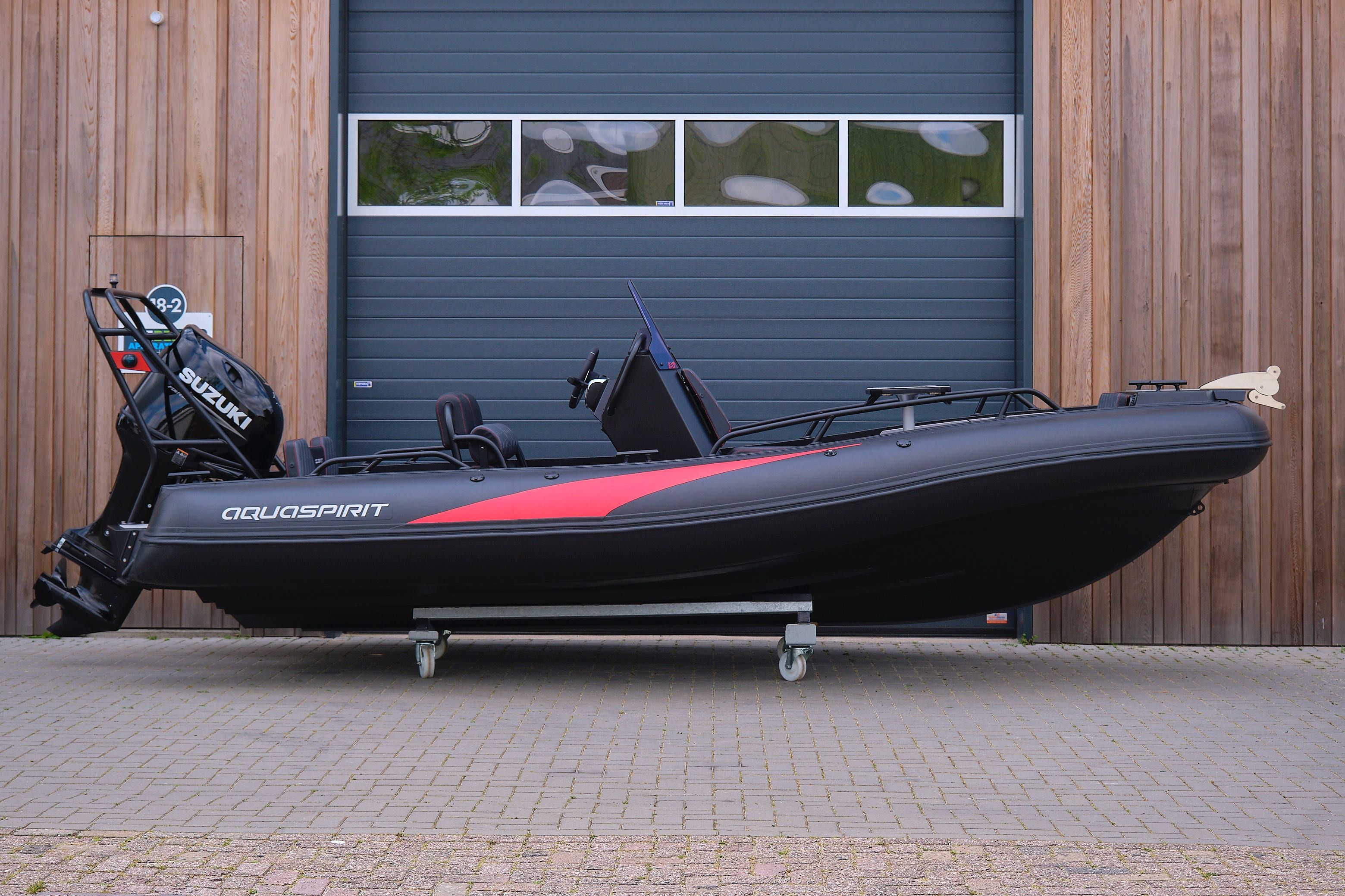 Łódź motorowa Spirit S585 CC –Nowoczesna, Przestronna i Wszechstronna!