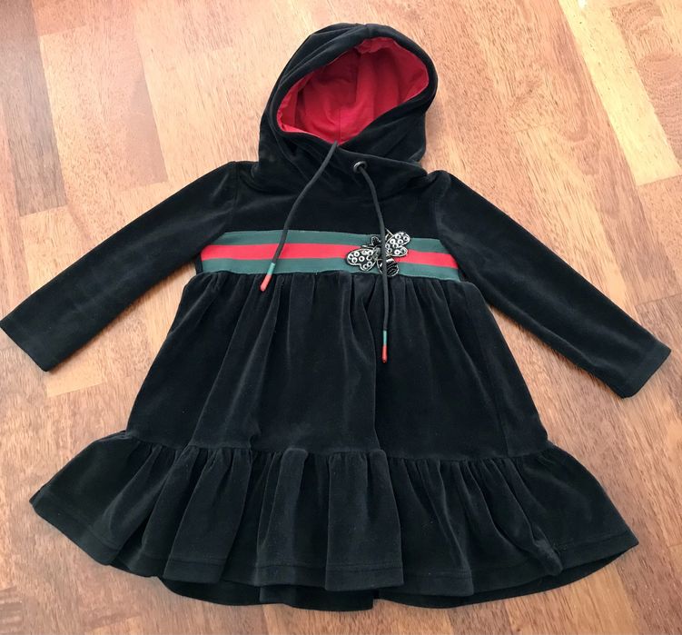 ciepła sukienka z kapturem w stylu Gucci roz. 98